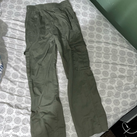 Olive green relaxed cargos from Abercrombie & Fitch size 24 which is a 00. - Picture 3 of 3